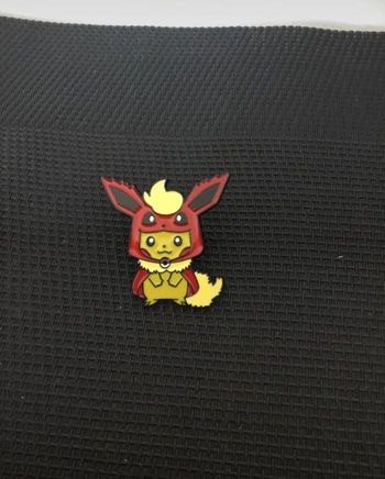 Pin’s Pikachu poncho Pyroli Pokémon broche en  très bon état