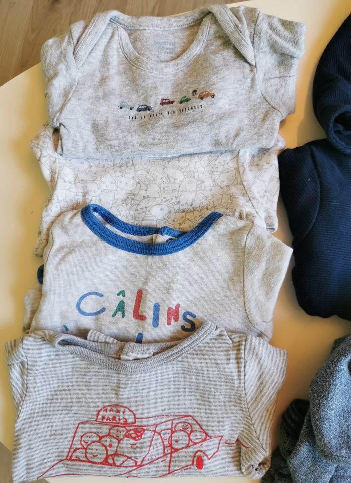 Lot bodys tee shirts gilets 12 mois - photo numéro 2