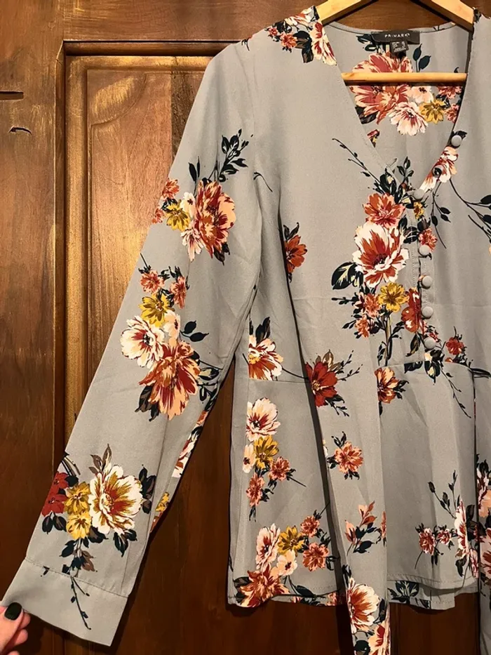 Chic & Romantique – Chemisier Fleuri avec Détail Nouable - photo numéro 2