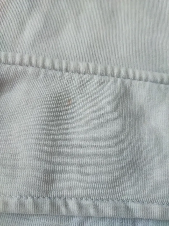 Pull à capuche avec poche taille 9/10 - photo numéro 4