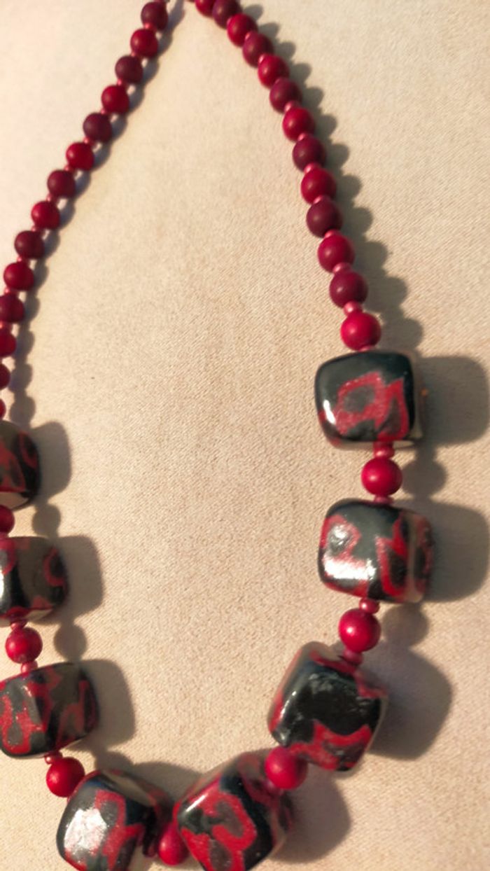 Collier vintage perles rouges & perles carrées noires à motifs rouges – Collection Terres d’Ailleurs - photo numéro 3