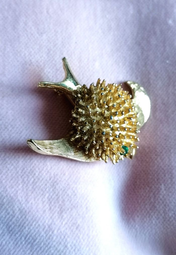 2 broches doré poisson(dit diodon) hérisson et dauphin émaillé. Neuf. - photo numéro 3
