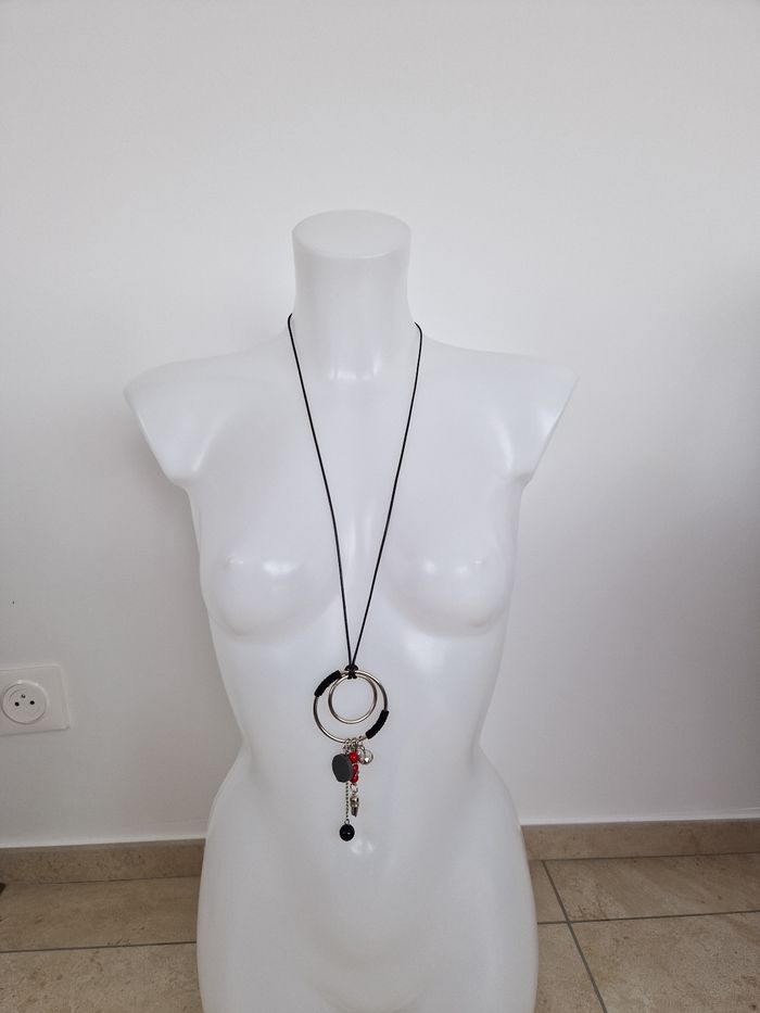 Collier long avec diverses décorations
