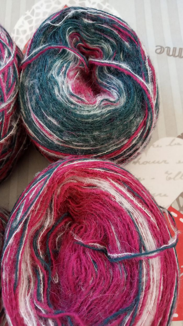 Lot de 4 Pelotes Fantaisie Tons Roses Fuchsias, Gris Foncés et Blancs (285g) - photo numéro 2