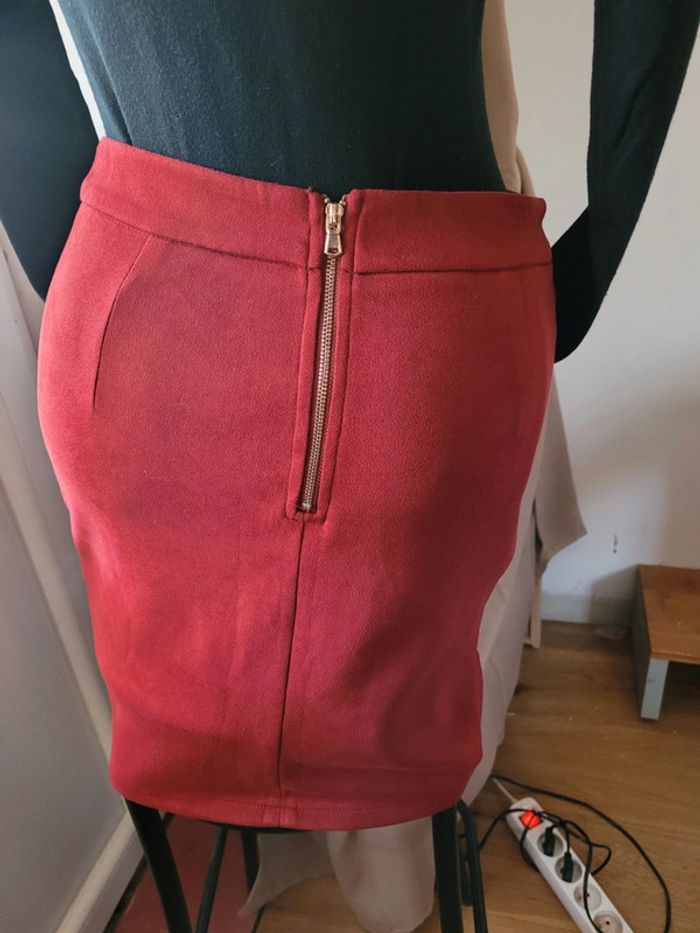 Jupe courte rouge, touché velour - photo numéro 3