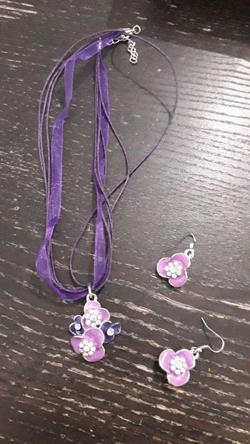 parure avec boucle et collier