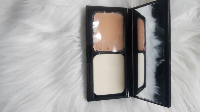 Fond de teint poudre couleur sable