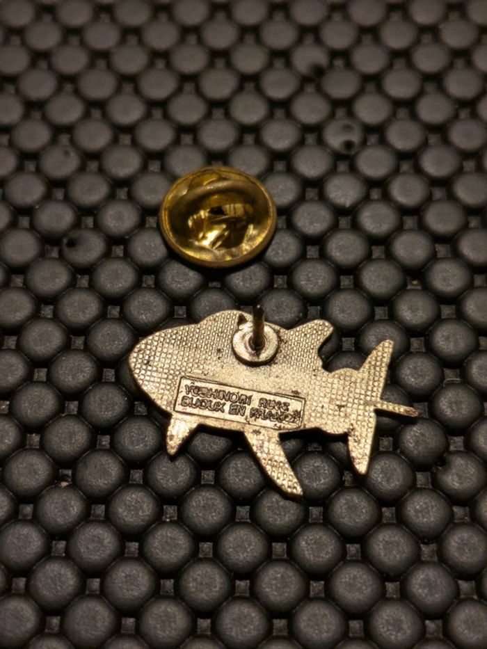 Pin's Tintin et Milou Sous Marin Requin 🦈 - photo numéro 2