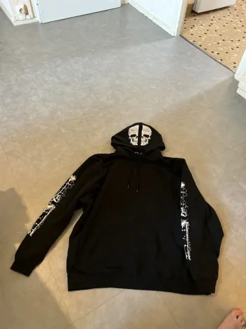 Sweat noir squellette