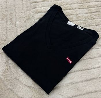 T-shirt Levi’s noir col V logo rouge – Très bon état