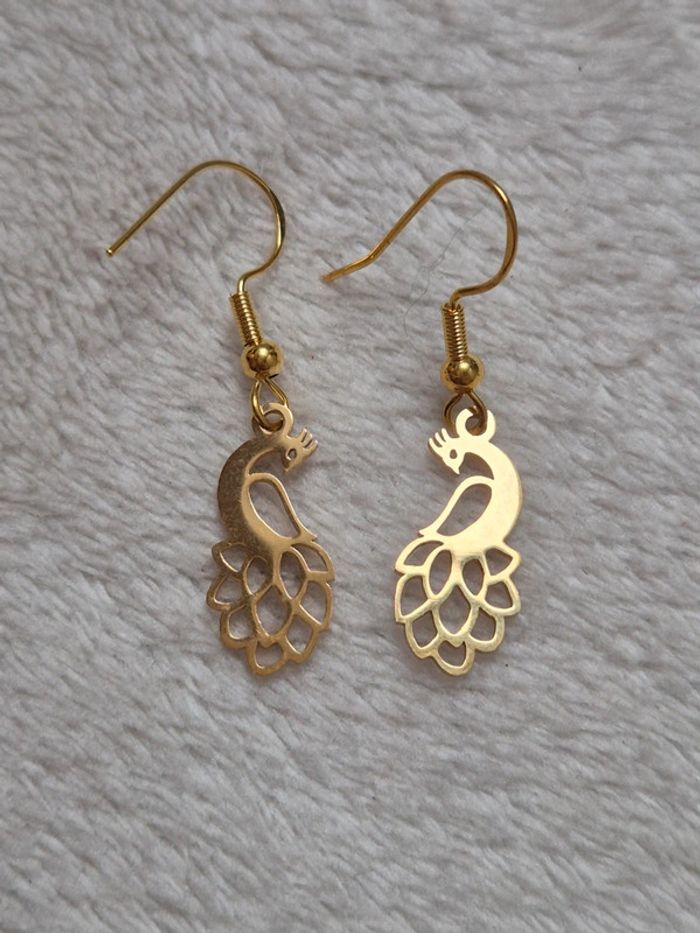 Superbe paire de boucles d'oreilles paon dorées