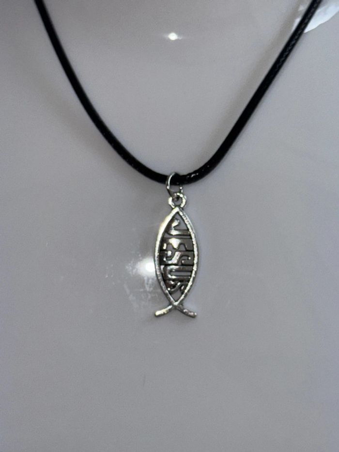 Collier pendentif Jésus - photo numéro 2