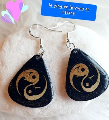 Boucles d'oreilles en résine  le  ying et yang 