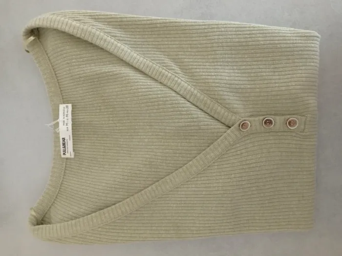 Haut court crop top côtelé vert amande boutons col V T.38 Pull&Bear - photo numéro 6