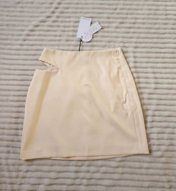 Jupe courte beige Stradivarius – Taille 34 – Neuve avec étiquette