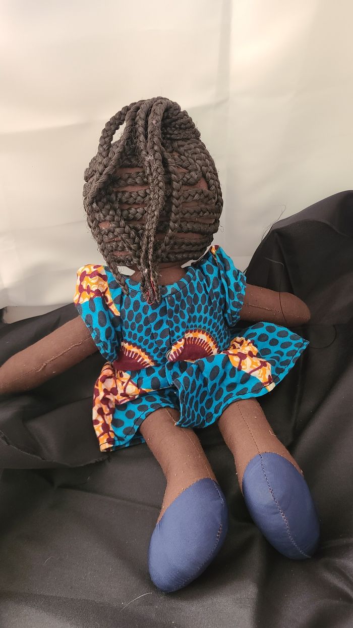 Belle poupée de chiffon à la peau foncée tressée à la main - photo numéro 2