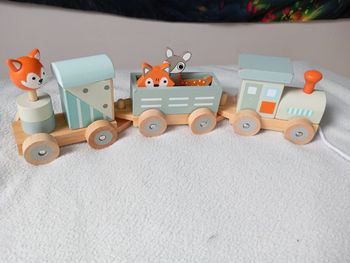 Petit train à tirer en bois. 