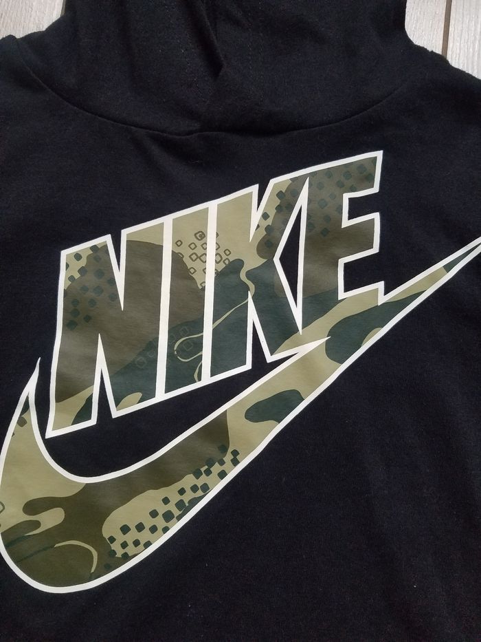 Tshirt noir à  capuche Nike garçon t 4/5 ans tbe - photo numéro 2