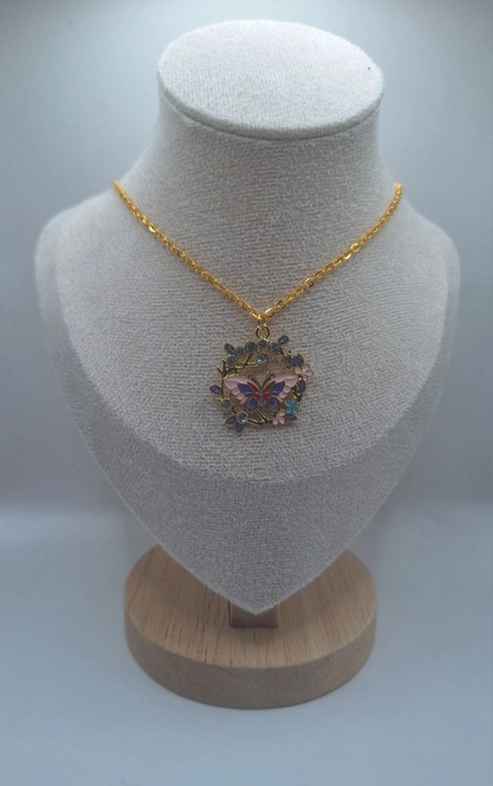 Collier papillon rose