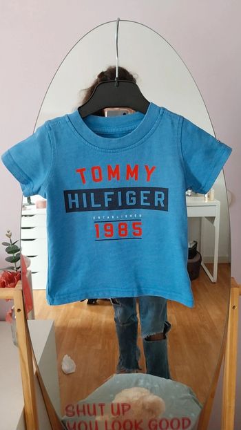 Tshirt Tommy Hilfiger bleu taille 12 mois tres bon etat