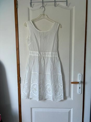 Robe blanche débardeur coupe évasée