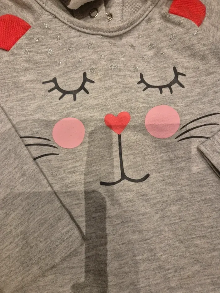 Lot de vêtements t shirt pyjamas pull - photo numéro 3