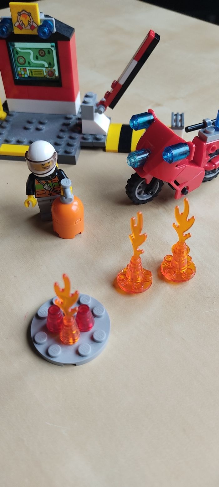 Lego city sauveteur centre de controle moto et hélicoptère - photo numéro 3