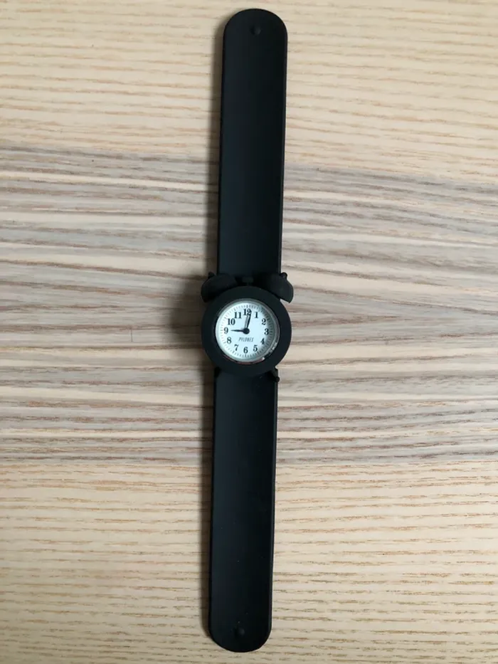 Montre snap noire en forme de montre