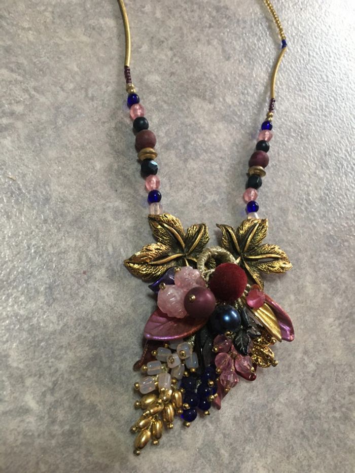 collier artisanal violet et doré
