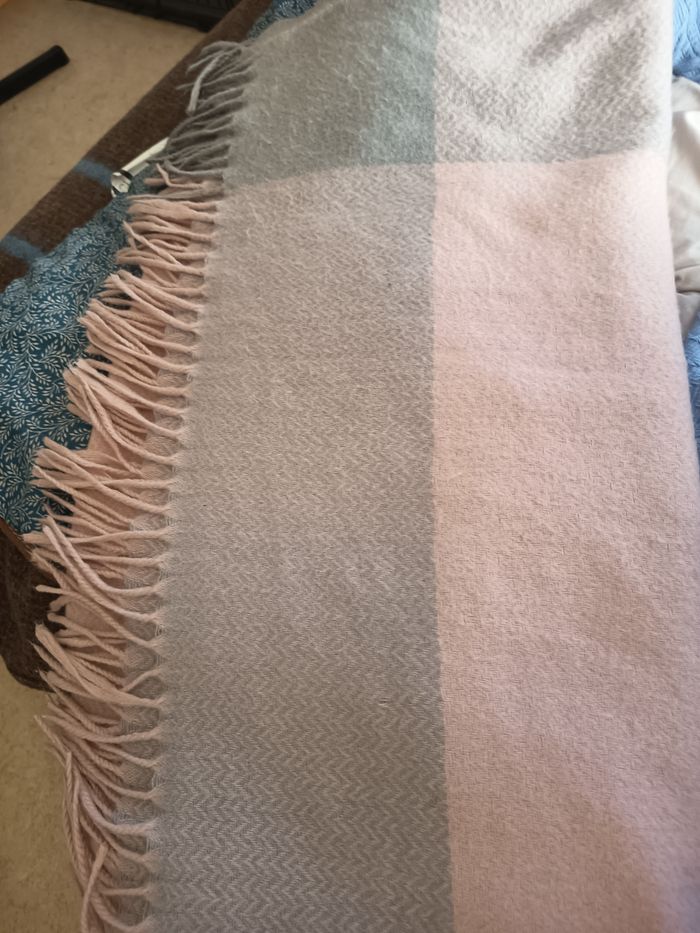 Écharpe grise et rose et bon état - photo numéro 3