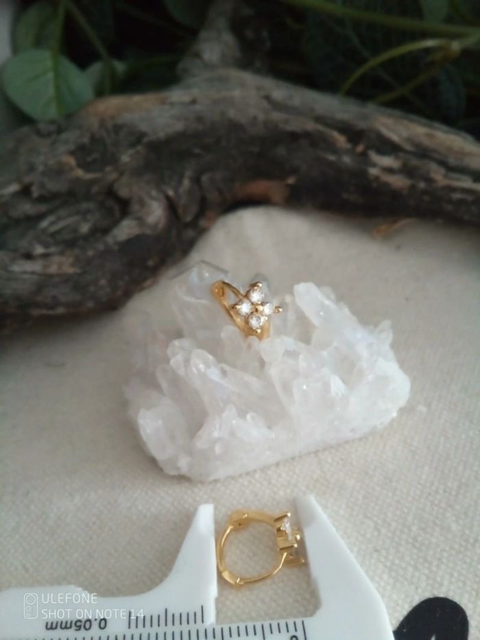 Boucles d'oreilles petites créoles fleurs zircons - photo numéro 3