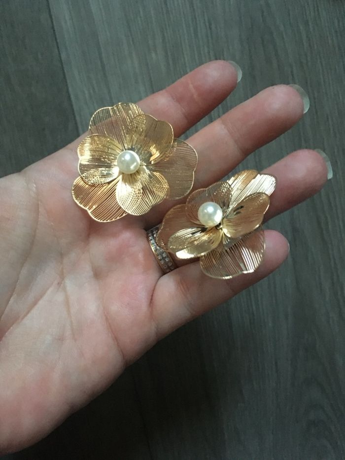 Boucles d’oreilles NEUVES pour femme en forme de fleurs 🌼 couleur doré - photo numéro 3