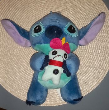 Peluche stitch avec son doudou disney