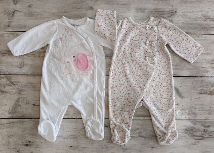 Lot 2 pyjamas 9M
