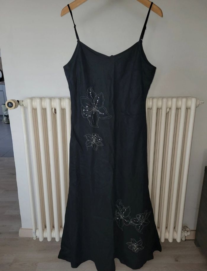Robe longue noire deco fleur
