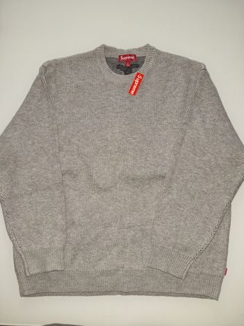 Supreme x Trasher pull gris avec l'écriture
au dos