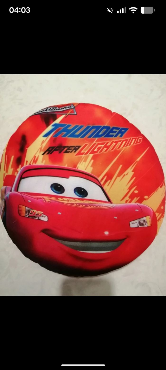 Beau coussin cars Disney.