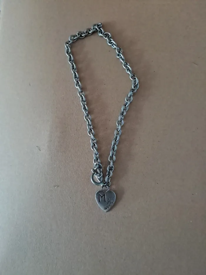 Collier argenté initiale M sur coeur