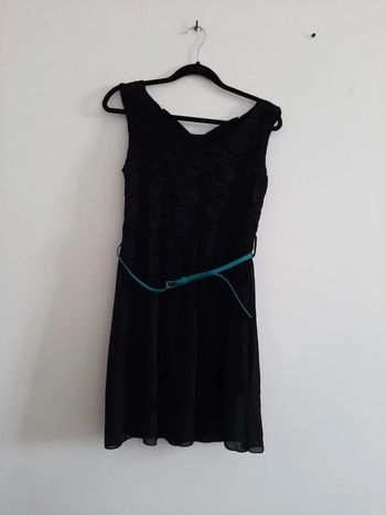 Robe noire noeud dans le dos