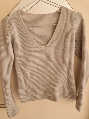 Pull unicolore gris pâle côtelé col en v taille M