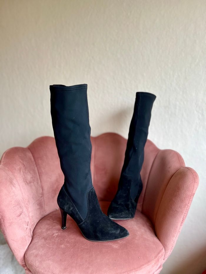 Bottes noires à talons fins, en très bon état. Coupe élégante avec eff