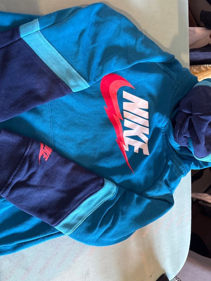 Vends sweat Nike 6-7 ans très bon état