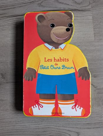 Les habits de petit ours brun
