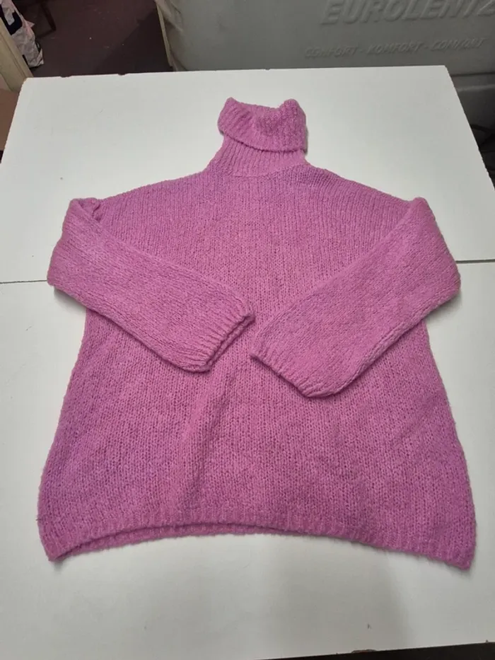 Pull col roulé rose