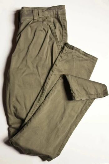 Pantalon kaki coupe chino / carot
