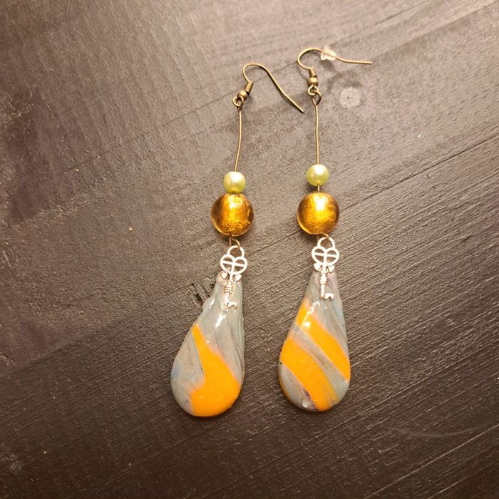 Boucles d'oreilles pendante pâte polymere gris et orange - photo numéro 4