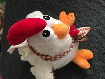 Peluche sac poule pour y cacher des oeufs de Paques