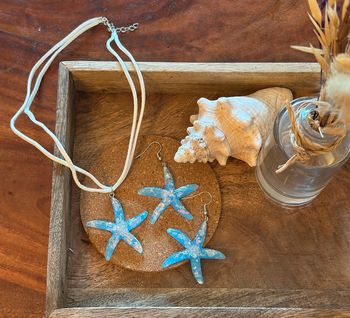 Set bijoux étoiles de mer bleu – collier ras-du-cou + boucles assorties