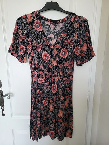 Robe noire motifs fleurs rouges Etam