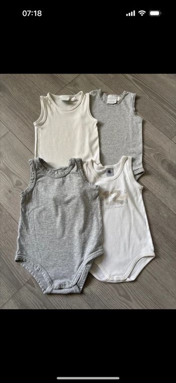 Lot de 4 bodies taille 12 mois